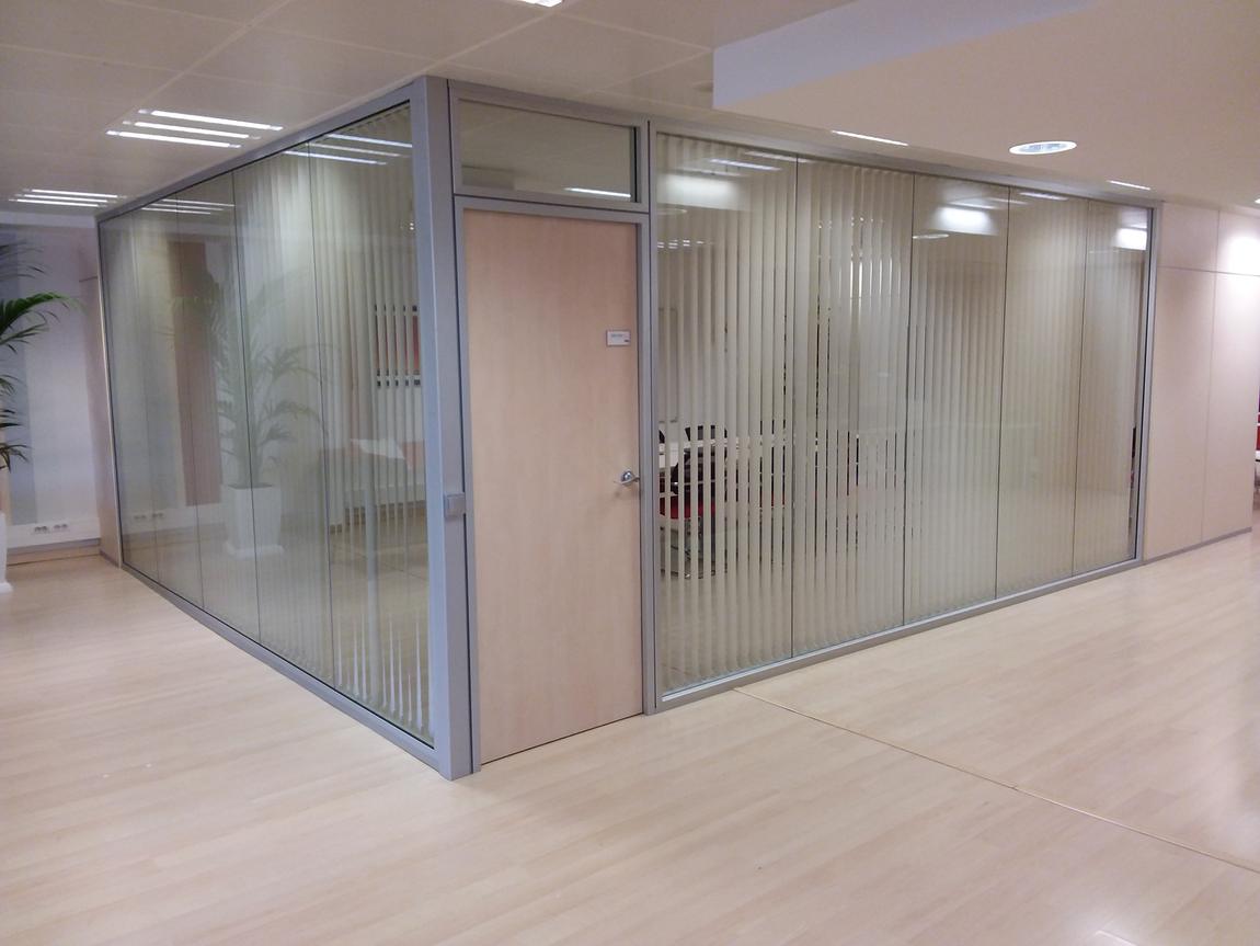 Oficina con mamparas de cristal