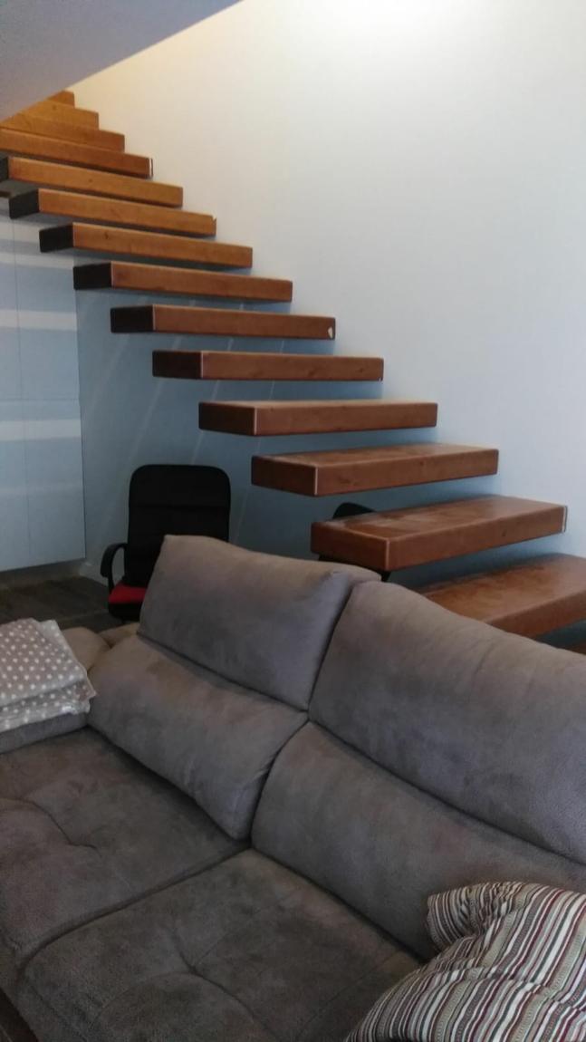Escalera voladiza de madera