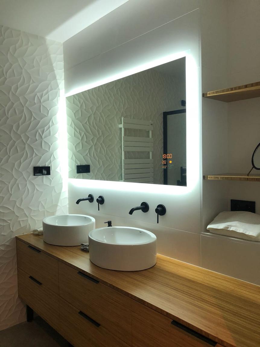 Baño con espejo retroiluminado