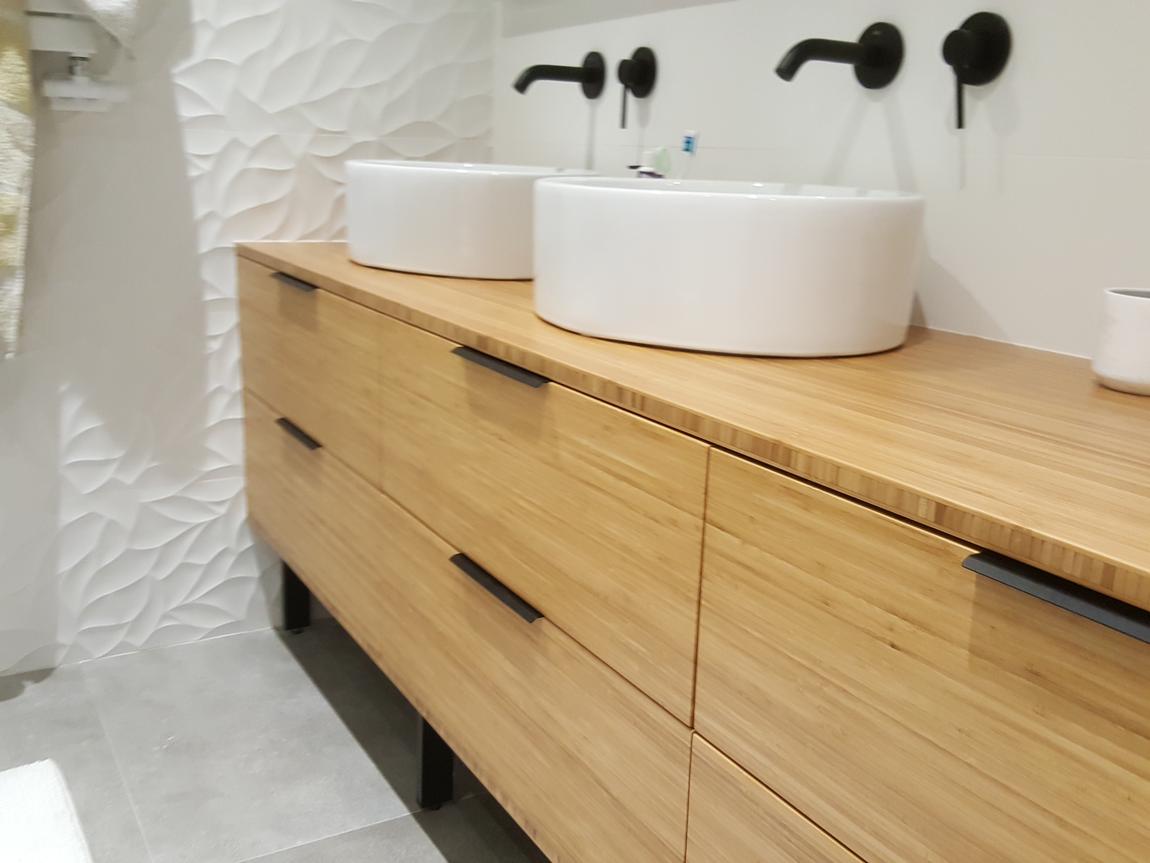Mueble de baño de bambú con dos lavabos