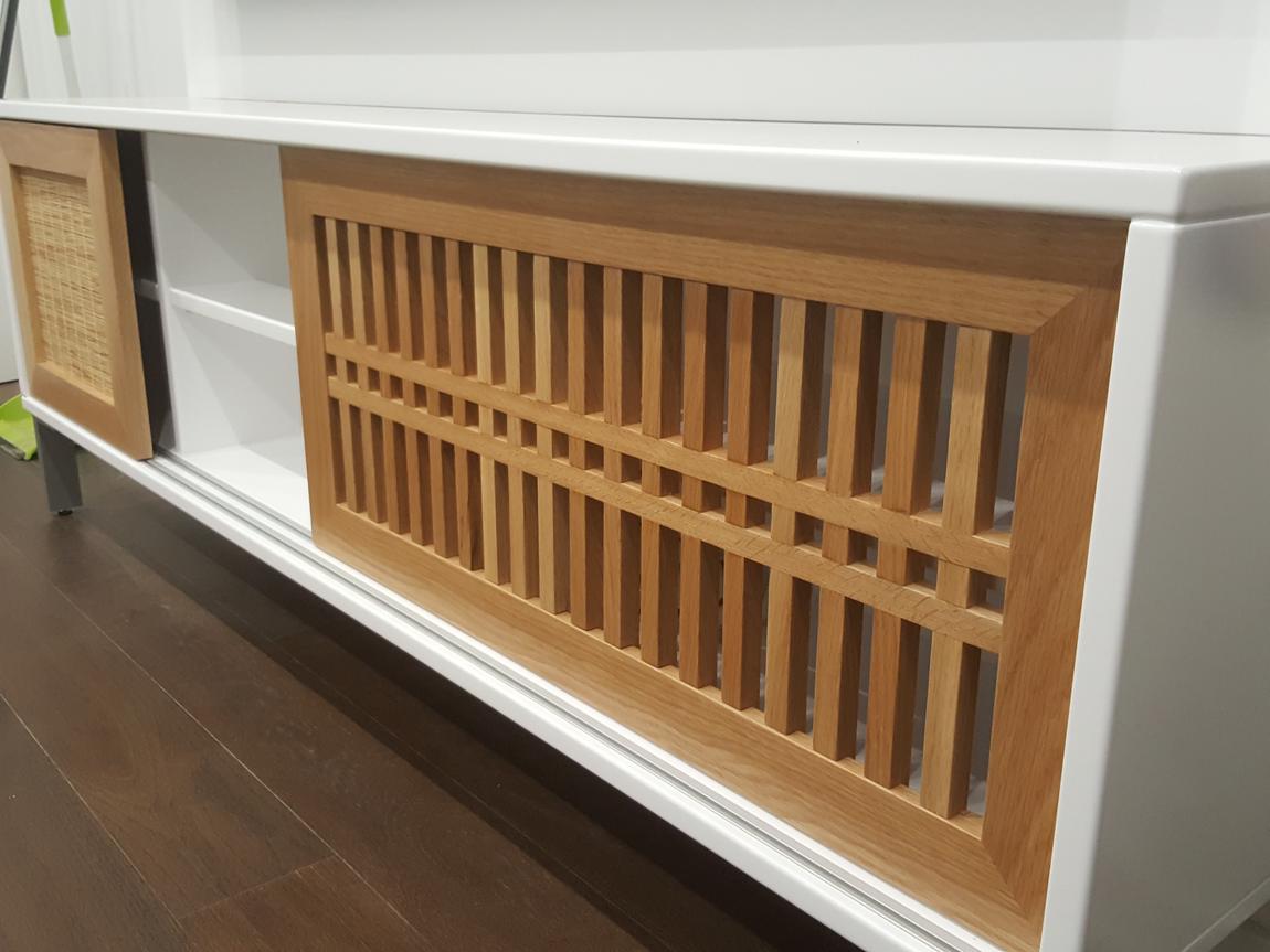 Mueble de televisión con celosía de roble