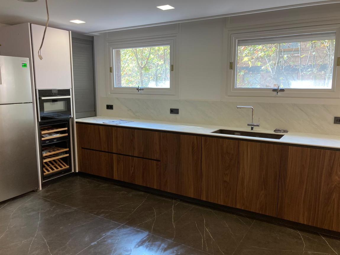 Cocina de nogal y blanco