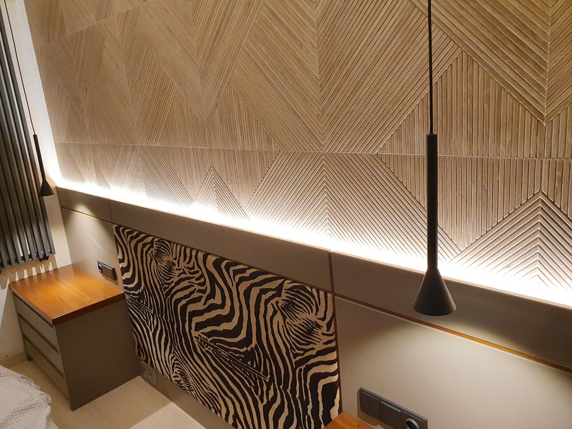 Dormitorio con panel de madera en espiga