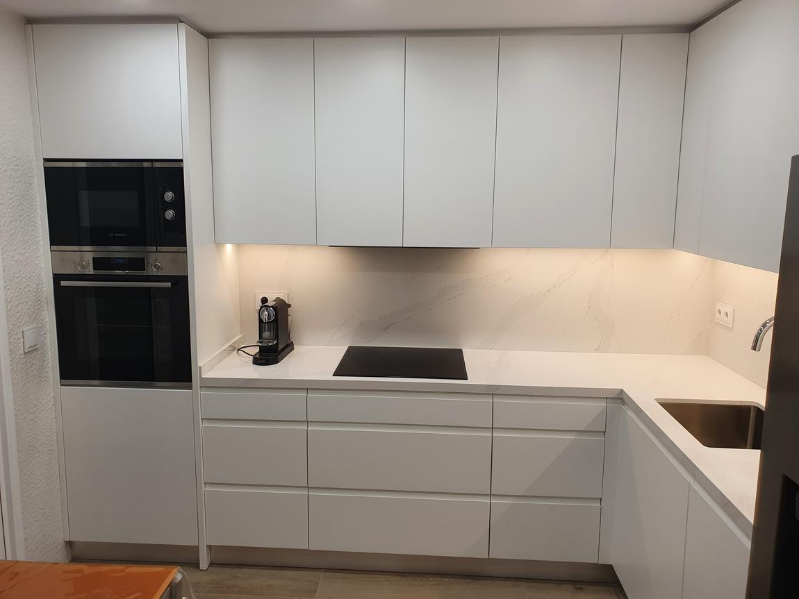 Cocina blanca lacada sin tiradores