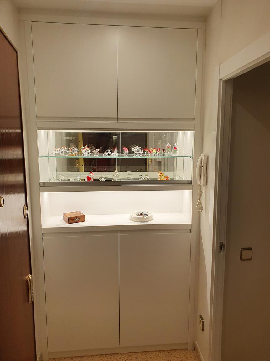 Vitrina de salón iluminada