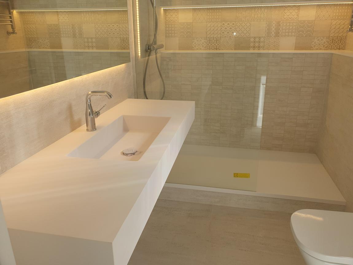 Baño con encimera de Corian