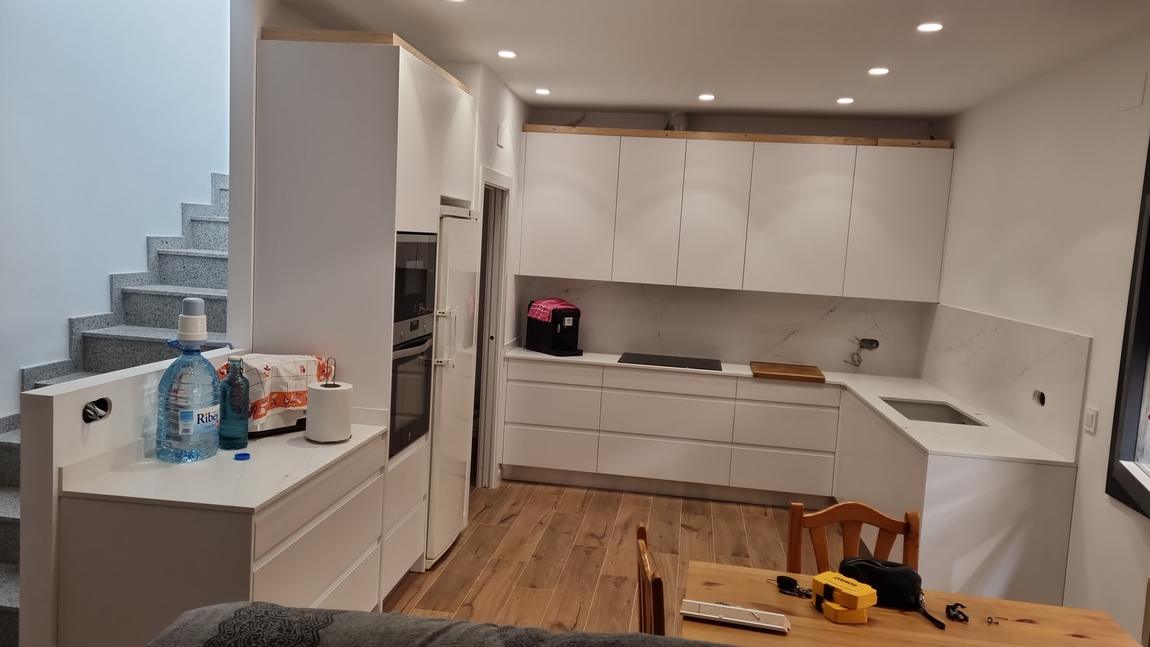 Cocina blanca en un dúplex