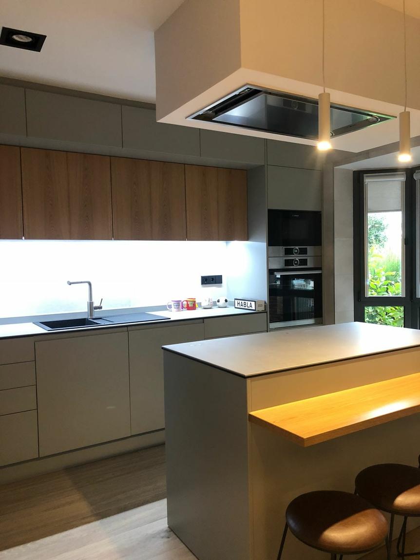 Cocina con isla y barra de madera