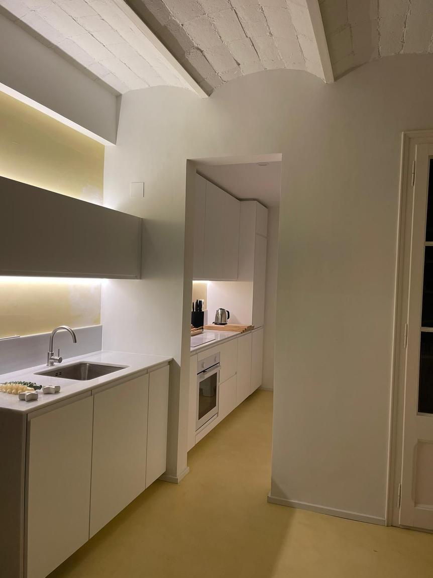 Cocina a medida bajo bóveda catalana