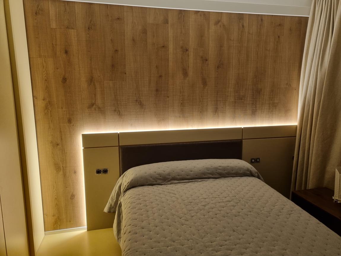 Cabecero de madera con luz indirecta