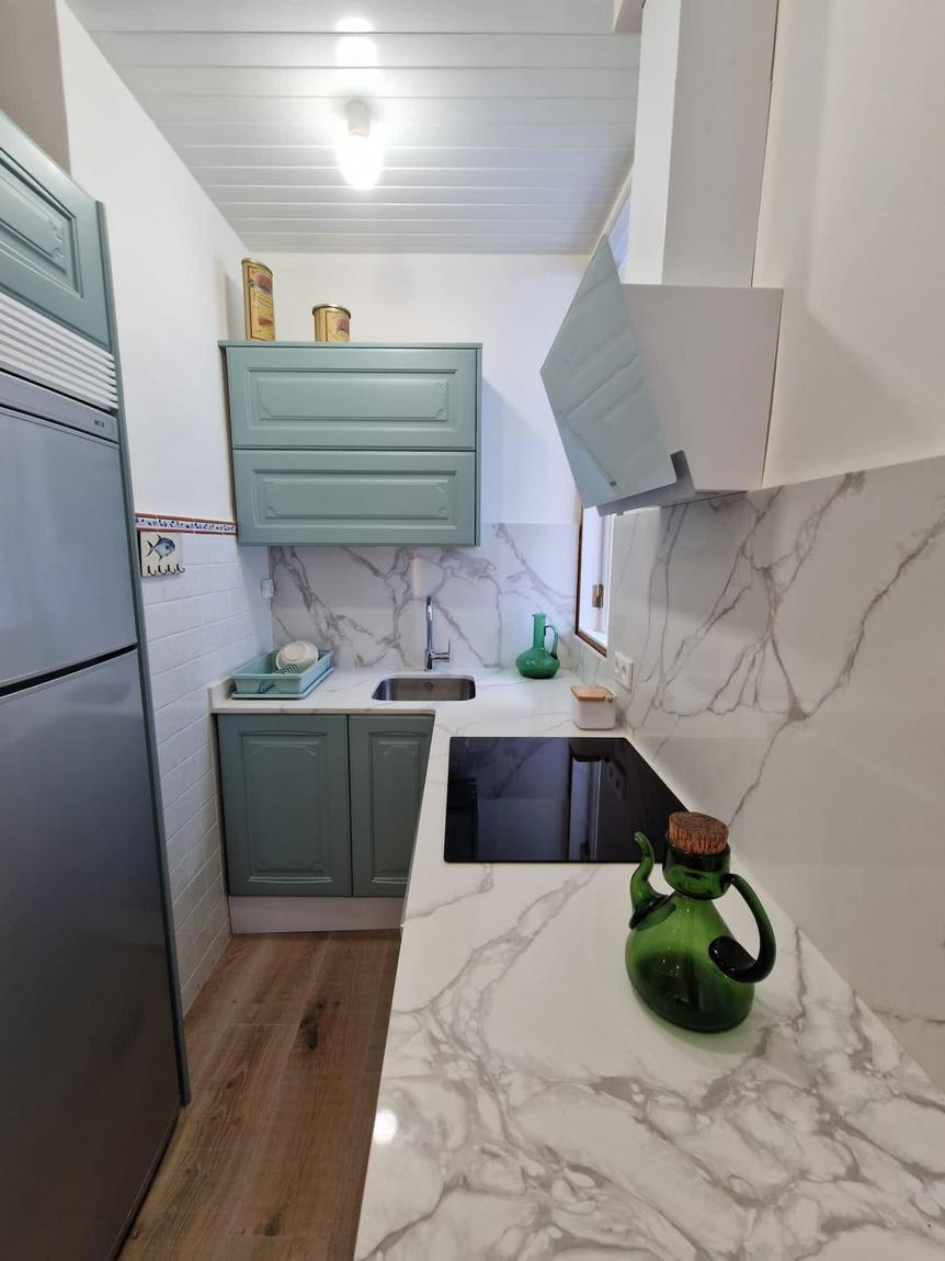 Cocina verde con encimera de mármol