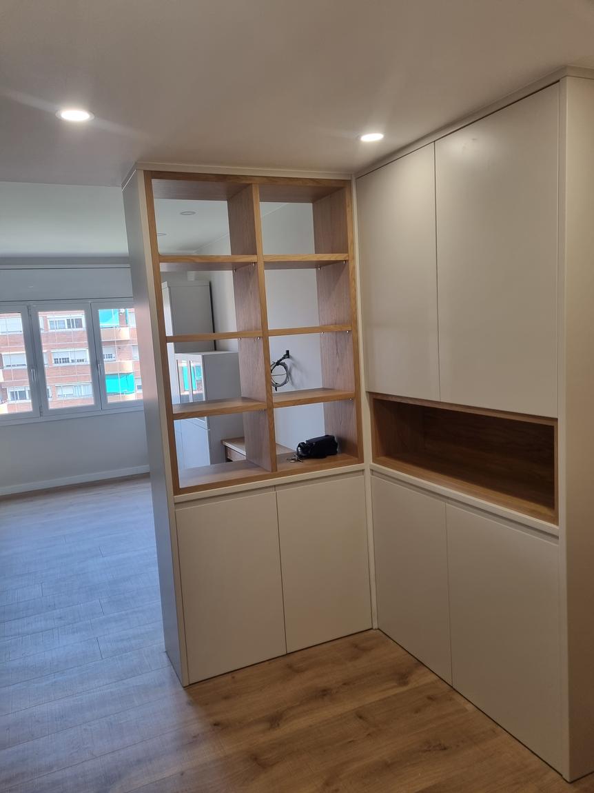Mueble esquinero lacado con estantería de roble