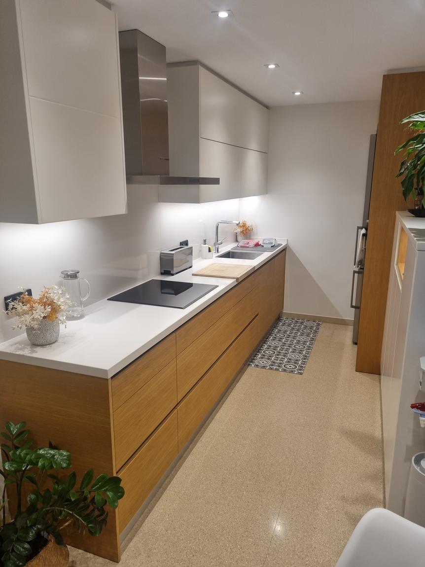 Cocina lineal de roble y blanco