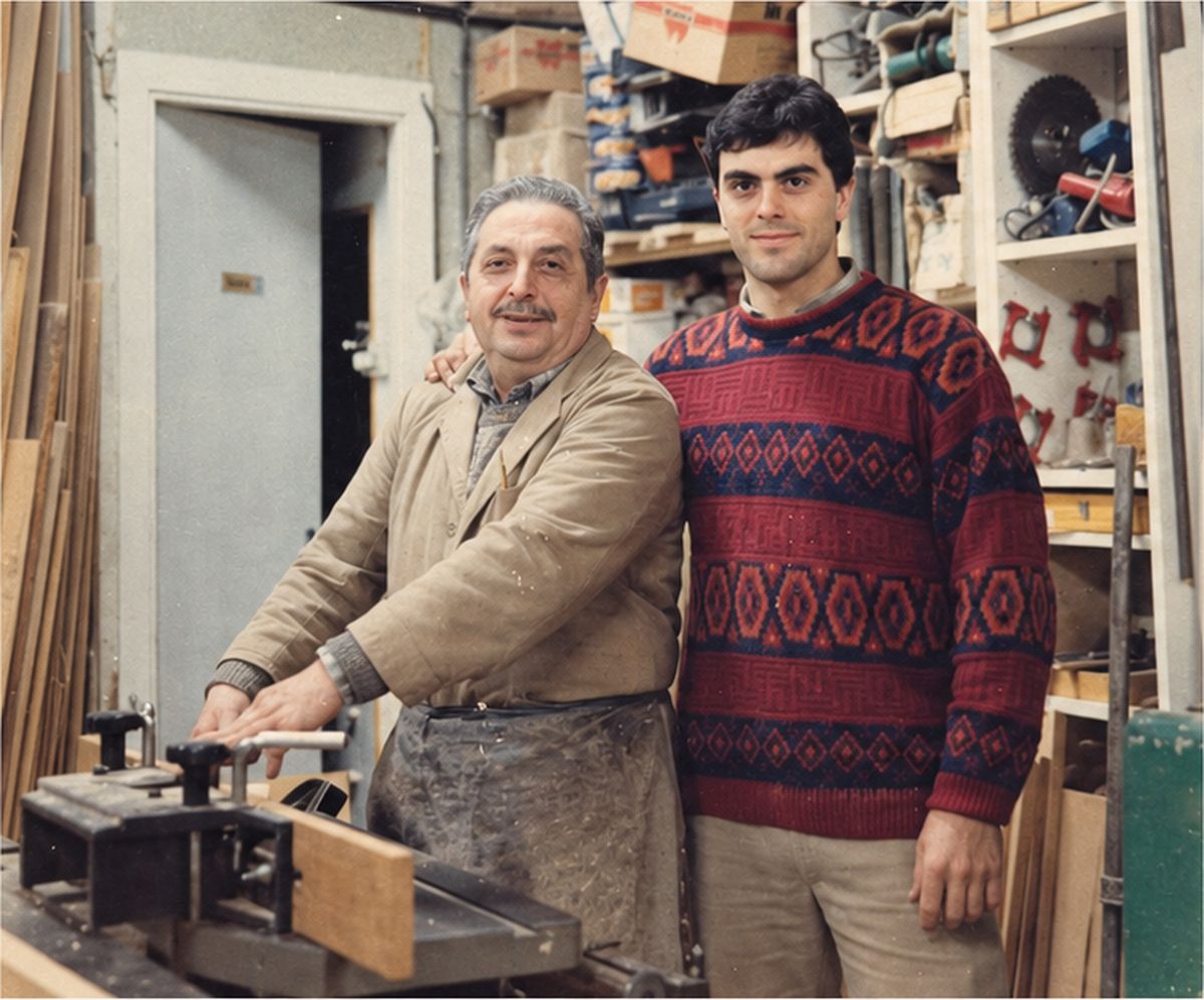 Padre e hijo en el taller, hacia 1986
